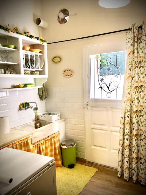 Cozy House With Backyard At Iraklio Attikis Appartement Athene Buitenkant foto